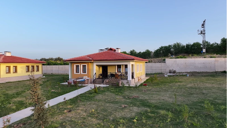 Hataylı depremzede Sözer ailesine yeni evleri teslim edildi