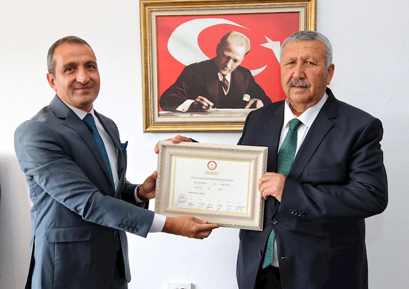 Kaş Belediye Başkanı Erol Demirhan mazbatasını aldı
