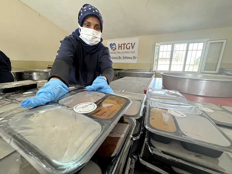 Depremzede kadınların hazırladığı iftarlıklar, konteyner kentlerdeki sofralara ulaşıyor 