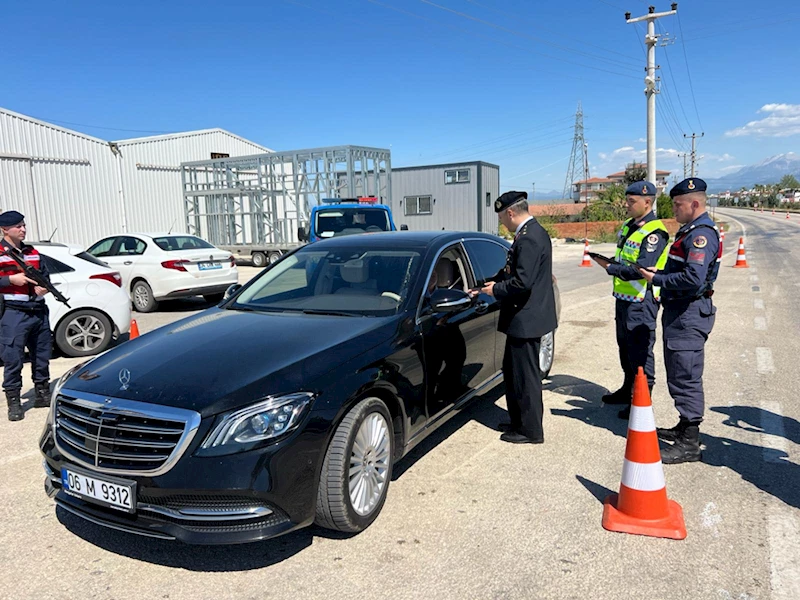 Serik’te jandarma sürücü ve yolculara yönelik bilgilendirmede bulundu
