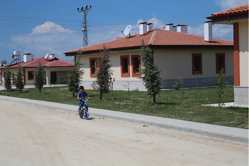 Hataylı depremzedeler, köy tipi konutlarında ilk bayramlarına giriyor