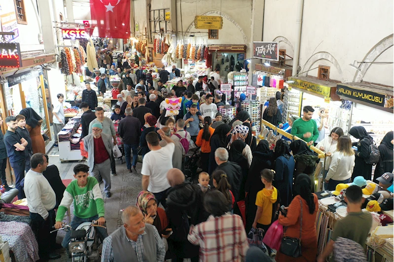 Kahramanmaraşlı depremzede vatandaşlar bayram alışverişini tarihi çarşıda yapıyor