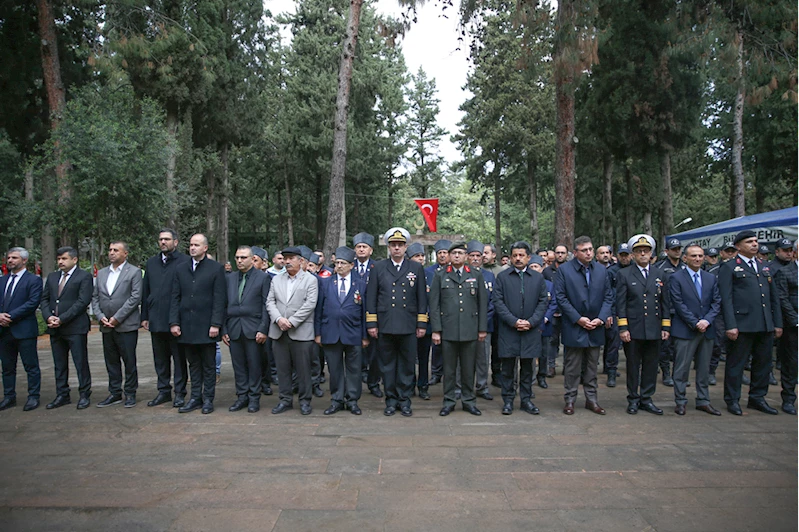 Adana ve çevre illerde Ramazan Bayramı arifesinde şehitlikler ziyaret edildi