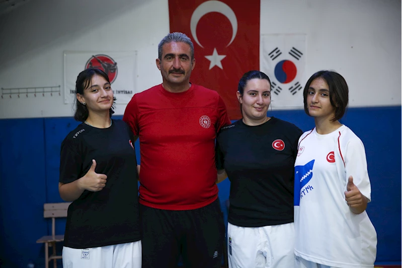 Antrenör babanın karateci kızları müsabakalara birlikte hazırlanıyor