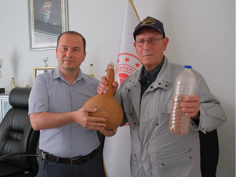 Babasından kalan ata tohumlarını İlçe Tarım ve Orman Müdürlüğüne verdi