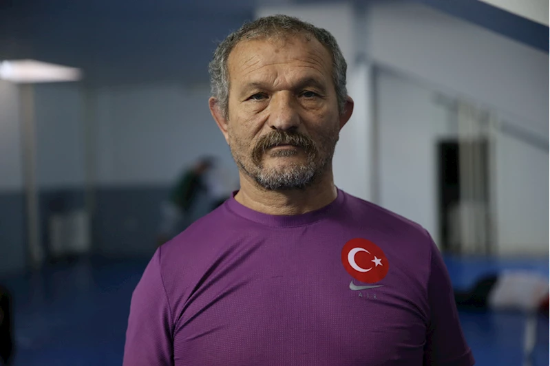 Güreş antrenörü, kızıyla enkazdan çıkmalarını sağlayan sporcuları geleceğe hazırlıyor