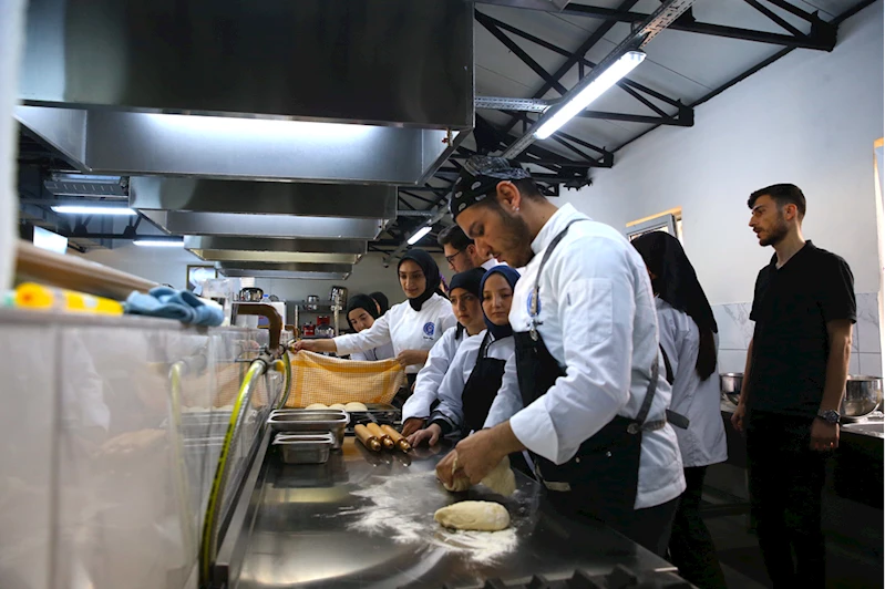 Depremde fakülte binası yıkılan öğrenciler dünya yemeklerini prefabrik mutfakta öğreniyor