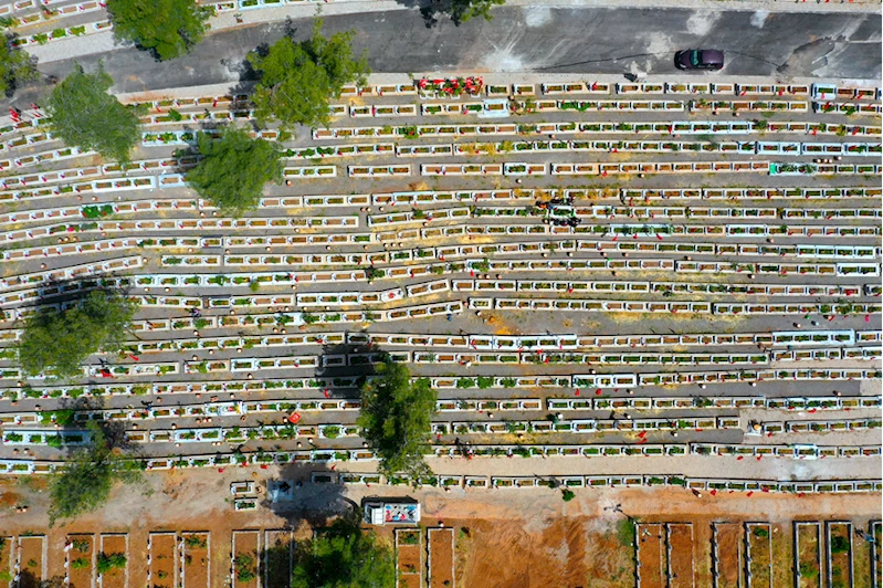 Deprem bölgesinde Kurban Bayramı arifesinde mezarlıklar ziyaret edildi