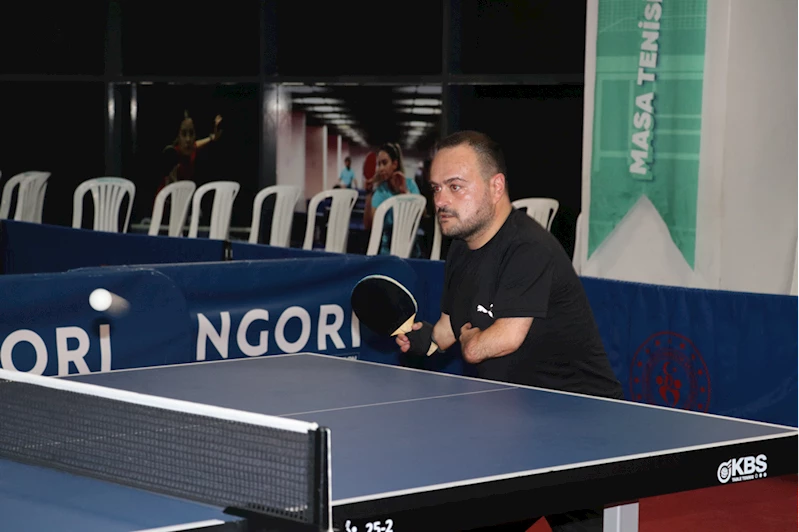 Bedensel engelli antrenör, masa tenisinde milli sporcular yetiştirmeyi hedefliyor