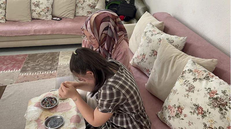 Ispartalı çift koruyucu aileliğini üstlendikleri down sendromlu Gizem