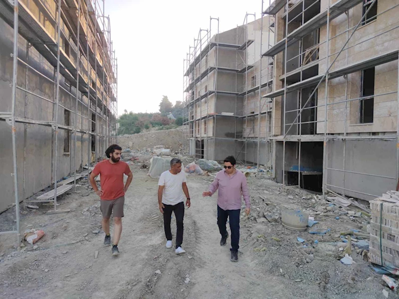 Samandağ Kaymakamı Emre Dündar, toplu konut inşaatını inceledi 