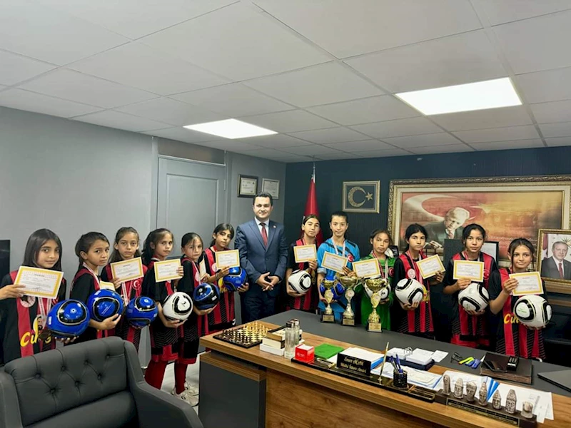 Saimbeyli Kaymakamı Açar, şampiyon olan futsal takımını kabul etti 