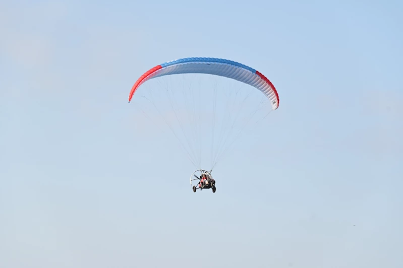 Anamur Belediye Başkanı Deniz, paramotor ekibiyle bir araya geldi 