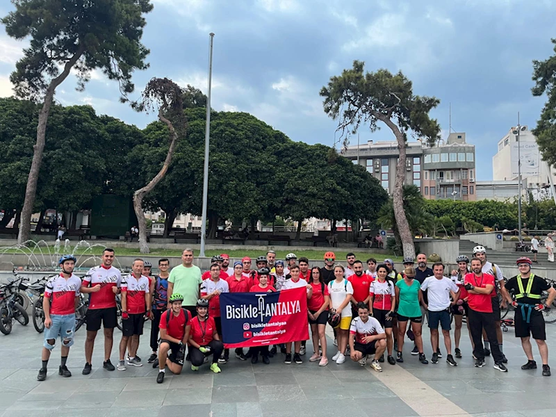 Bisiklet Antalya Grubu, trafik kurallarına dikkati çekmek için pedal çevirdi