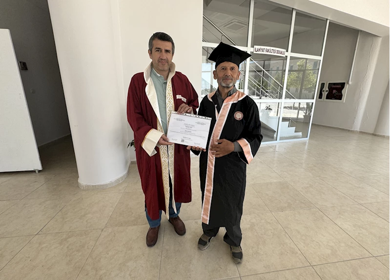 66 yaşında üniversite bitirdi, diplomasını almaya bisikletiyle gitti 