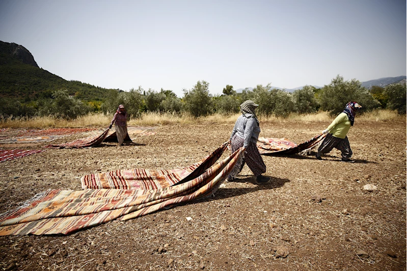Tarlalardaki halılar kadın işçilerin emekleriyle pastelleşiyor