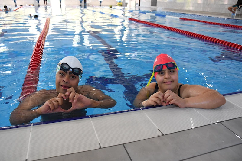 Türkiye şampiyonu down sendromlu yüzücüler milli forma için kulaç atıyor 
