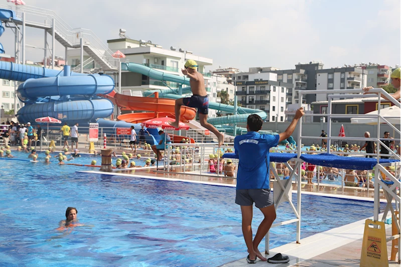 Erdemli Belediyesi kursları çocuklara yüzme öğretiyor