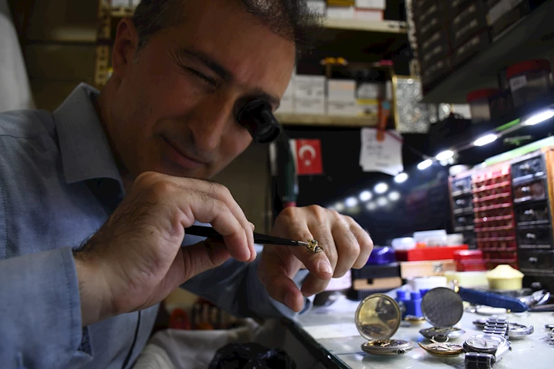 İnternetten öğrendiği saat tamirciliği mesleği oldu 