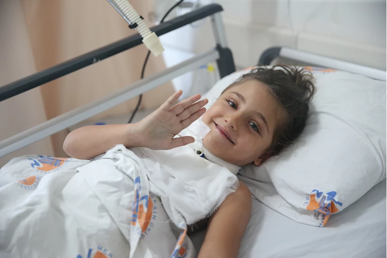 Çenesine saplanan demir korkuluktan zorlu ameliyatla kurtuldu