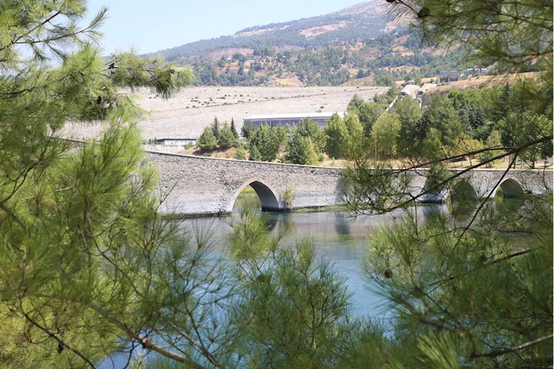 Depremden etkilenen tarihi Ceyhan Köprüsü