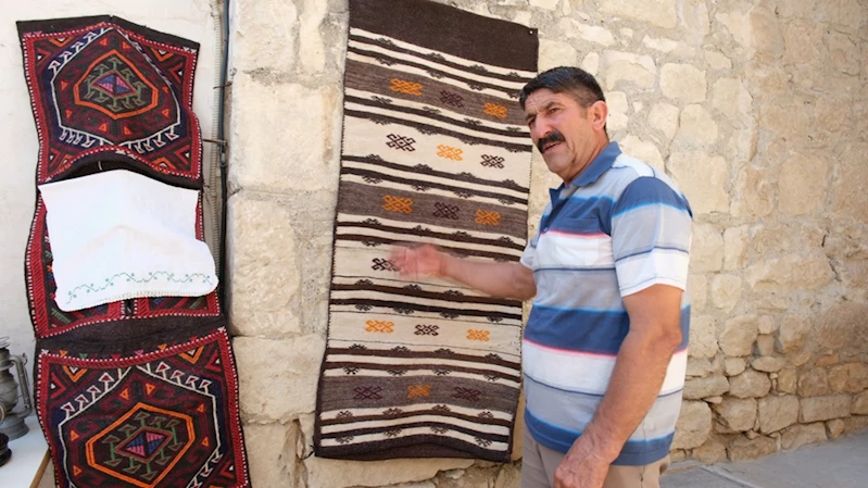 Çocukluğundan itibaren sakladığı eşyaları evinin bahçesinde sergiliyor