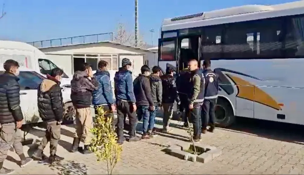 Osmaniye’de TIR’ın dorsesinden 39 kaçak göçmen çıktı 