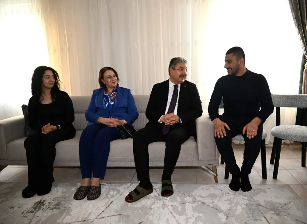 Vali Yılmaz ve eşi, evlilik kredisi ile yuva kuran çiftin misafiri oldu