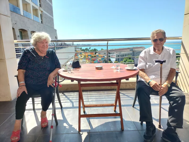 Alman çift 28 yıldır tatil için Antalya