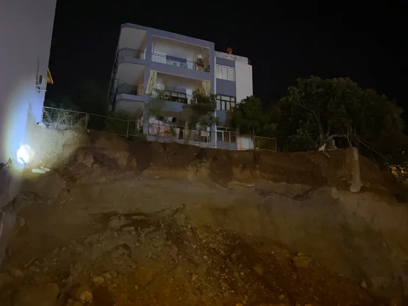 Antalya’da meydana gelen göçükte zarar gören ev tahliye edildi