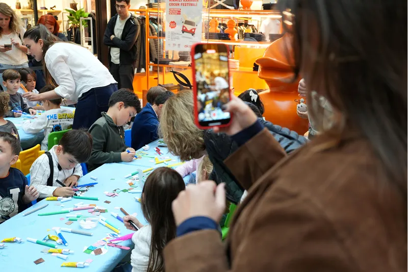 Akiş GYO, Kırmızı Çocuklar Derneği ile Kırmızı Karavan projesini başlattı