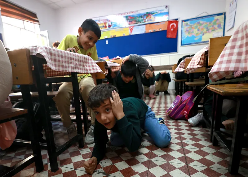 Adana ve çevre illerdeki okullarda tahliye tatbikatı yapıldı