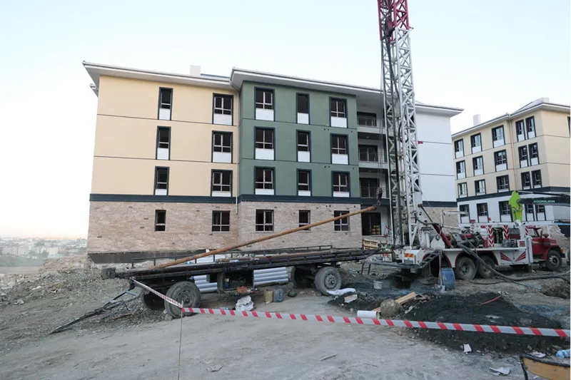 Antakya ilçesinde afet konutları ve ticaret merkezlerinin yapımı sürüyor