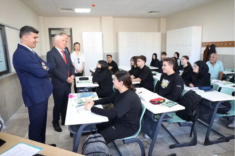 Akdeniz Kaymakamı ve Belediye Başkan Vekili Şener  okul ziyaretlerini sürdürüyor 