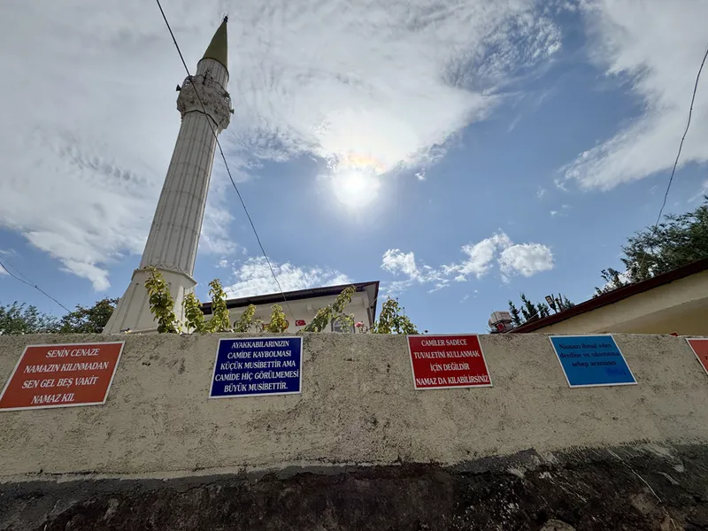 Camiye özlü sözler asan imam çocuklar için de oyun alanı yaptı
