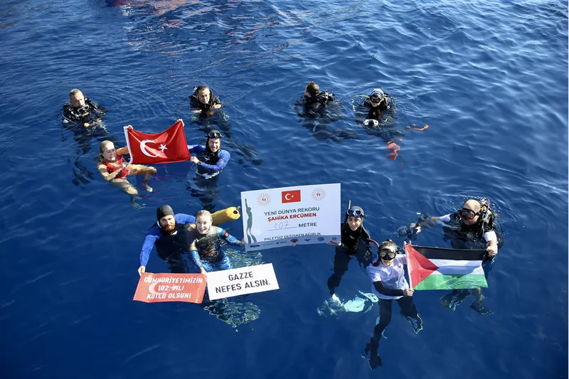 Şahika Ercümen, değişken ağırlık paletsiz dalışta dünya rekorunu geliştirdi