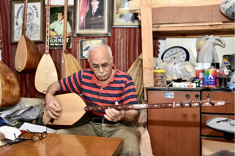 Gramofondan sesini duyduğu bağlamaya önce gönlünü sonra ömrünü verdi