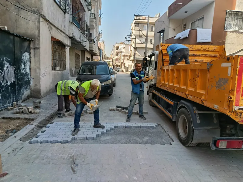 Akdeniz ilçesinde yollarda ve kaldırımlarda çalışmalar sürüyor
