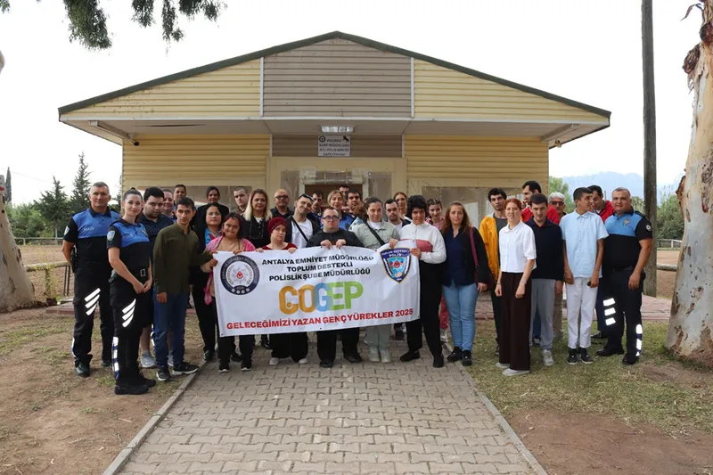 Özel gereksinimli bireyler polislerle Antalya Akvaryumu gezdi