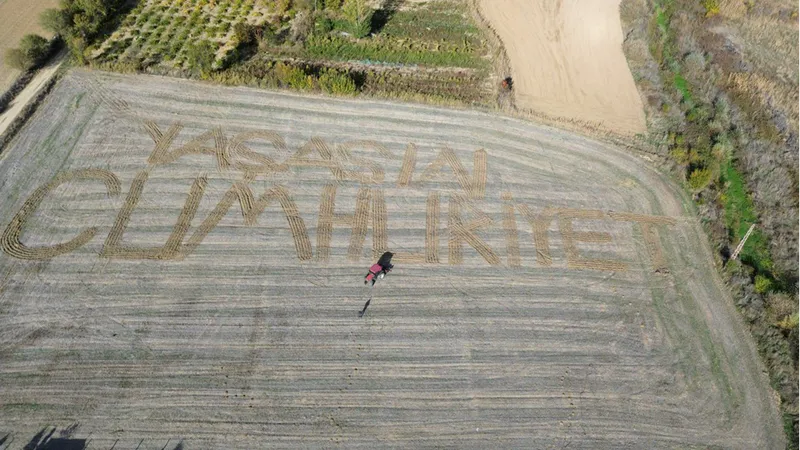 Ispartalı genç çiftçi tarlasına traktörle 