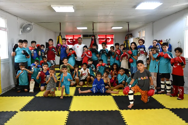 Wushu antrenörü muhtar, mahallesindeki çocuk ve gençlere savunma eğitimi veriyor