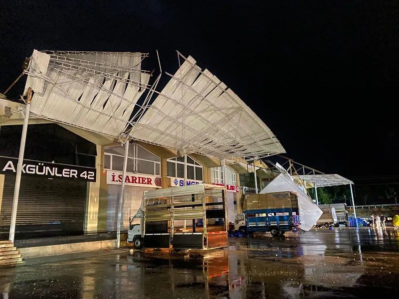 Antalya’nın Demre ilçesinde sağanak ve hortum hayatı olumsuz etkiledi