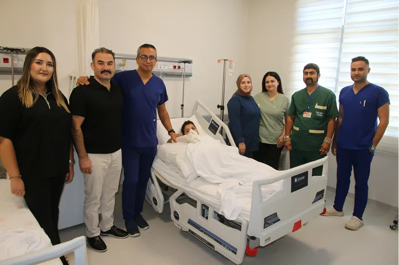 Elini makineye sıkıştıran çocuğun doku kaybına uğrayan parmakları başarılı operasyonla dikildi