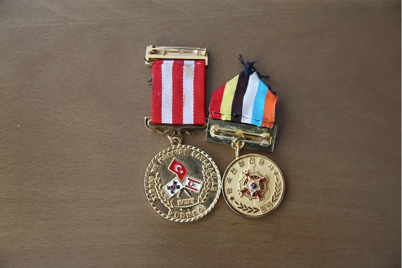 105 yaşında vefat eden Kore gazisinin yanından ayırmadığı madalyaları oğluna emanet