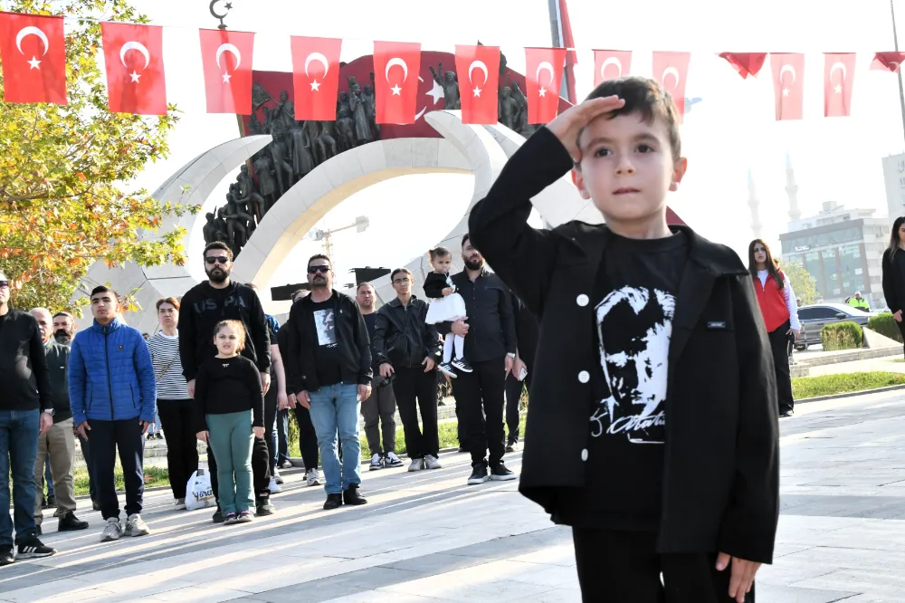 Küçük çocuğun Atatürk sevgisi! Saat 9’u 5 geçe selam durdu