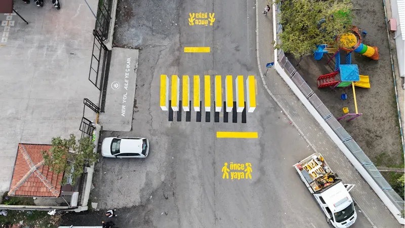 Dörtyol ilçesinde okul önündeki yaya geçidine 3 boyutlu görünüm kazandırıldı