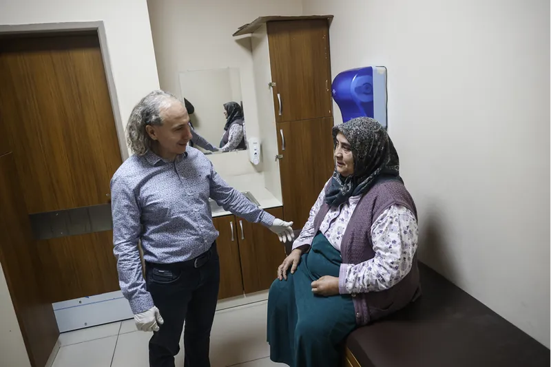 Ameliyattan korkup muayeneyi erteleyen kadının memesinden 8,5 kilogramlık kitle çıkarıldı