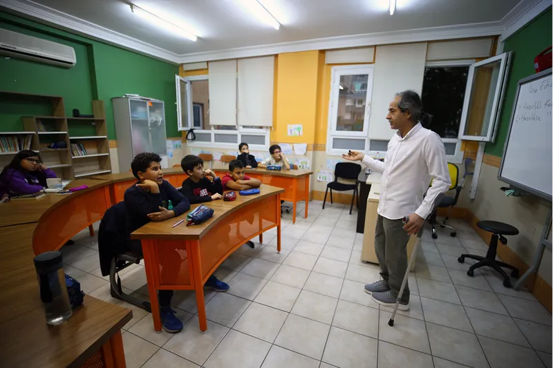 Koltuk değnekli Mustafa öğretmen özel yetenekli öğrencileri geleceğe hazırlıyor