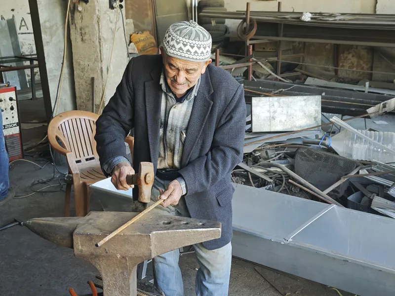 Ali usta 57 yıldır dükkanında yankılanan çekiç sesleri arasında mesleğini yaşatıyor