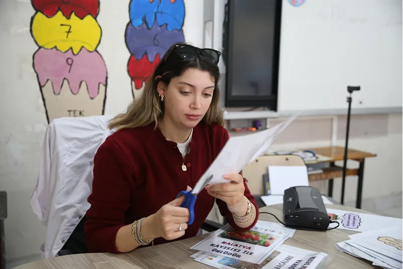 Tutku öğretmen görev yaptığı 17 öğrencili okulu azmiyle güzelleştirdi